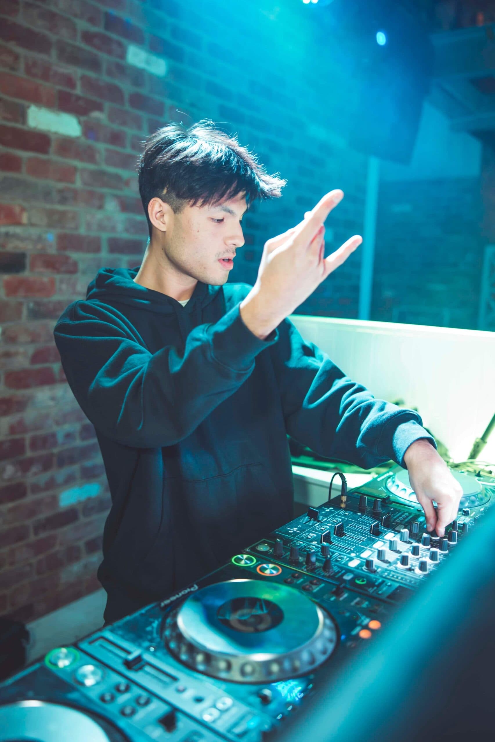 DJ